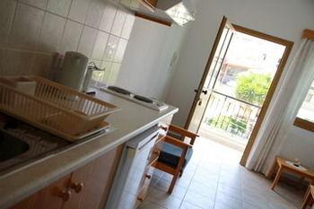 Pissouriana Hotel Apartments Екстер'єр фото